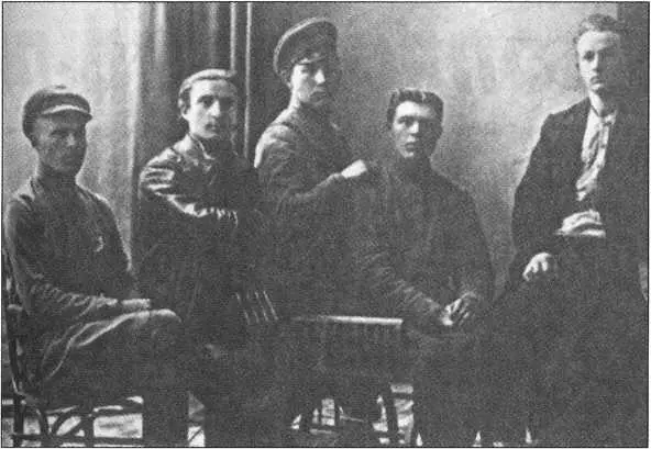 Лев Маневич крайний слева среди коллег 1920е гг Итальянский - фото 26