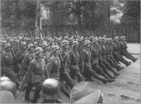 Немцы входят в Варшаву Германские сапоги варшавские мостовые Геворк Вартанян - фото 46