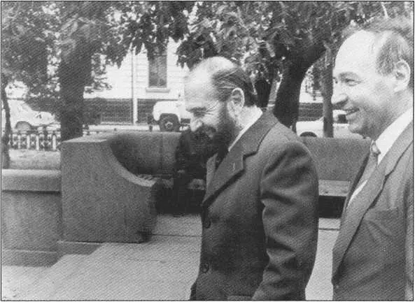 Джордж Блейк слева в Москве с В И Андрияновым Моррис Коэн во время - фото 55