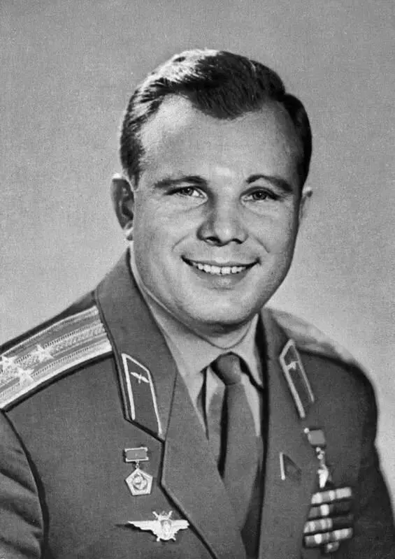 Летчикинженеркосмонавт Юрий Алексеевич Гагарин 1968 г Младшие Гагарины - фото 3