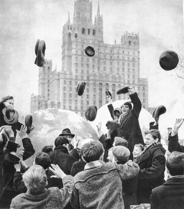 Ликование на улицах Москвы Заботливый отец и его дочка Наши победили - фото 17