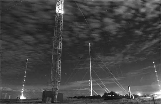 Система HAARP в пике активности излучения Первым импульсом к подобным работам - фото 121