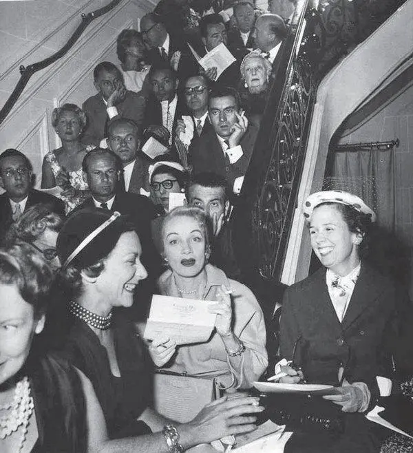 Марлен Дитрих на дефиле Диора 1955 Дефиле в Доме моды Кристиан Диор 1955 - фото 62