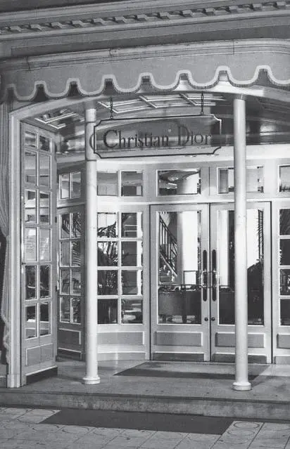 Бутик Кристиана Диора на авеню Монтень 1950 Невыгодно продавать много платьев - фото 76