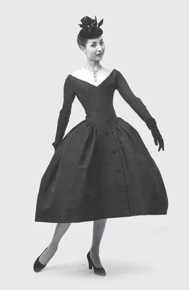 Манекенщица Рене в платье силуэта new look Париж 1955 Фото Жак Рушен Фонд - фото 117