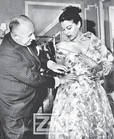 Кристиан Диор на примерке с Авой Гарднер 1953 Я был счастлив прожить в Америке - фото 137
