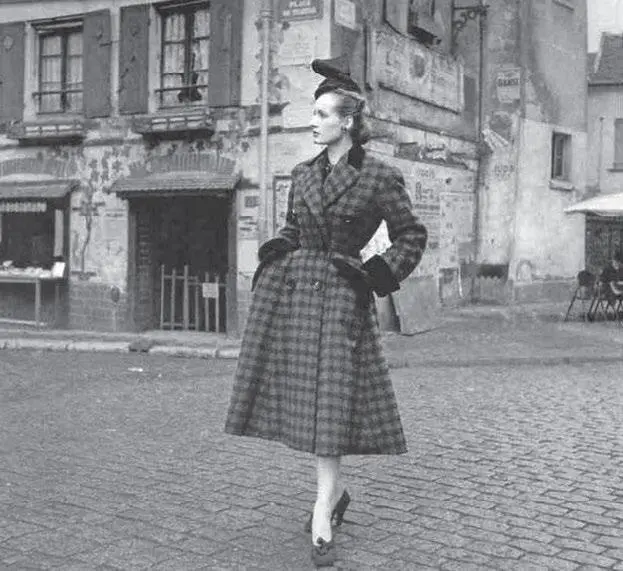 Пальто от Диора 1950 Фото Вилли Майвальд Подготовка коллекции для - фото 139