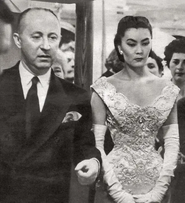 Кристиан Диор и русская манекенщица Алла Ильчун 1955 Вечернее платье силуэта - фото 168