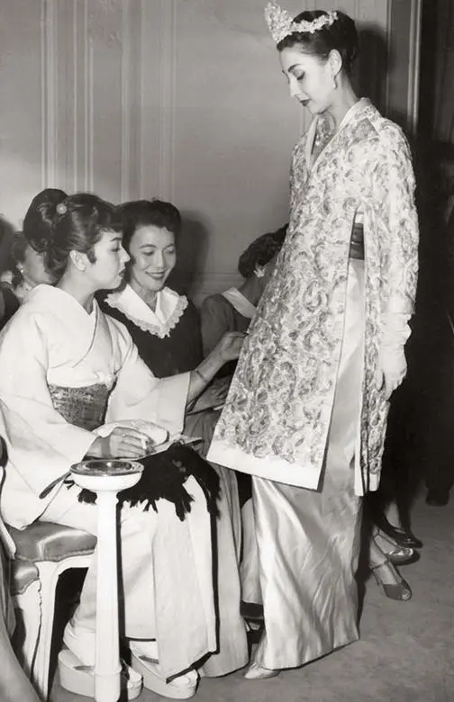 Японская актриса Машико Кейо в модели от Диора 1955 Аксессуары от Диора 1956 - фото 170