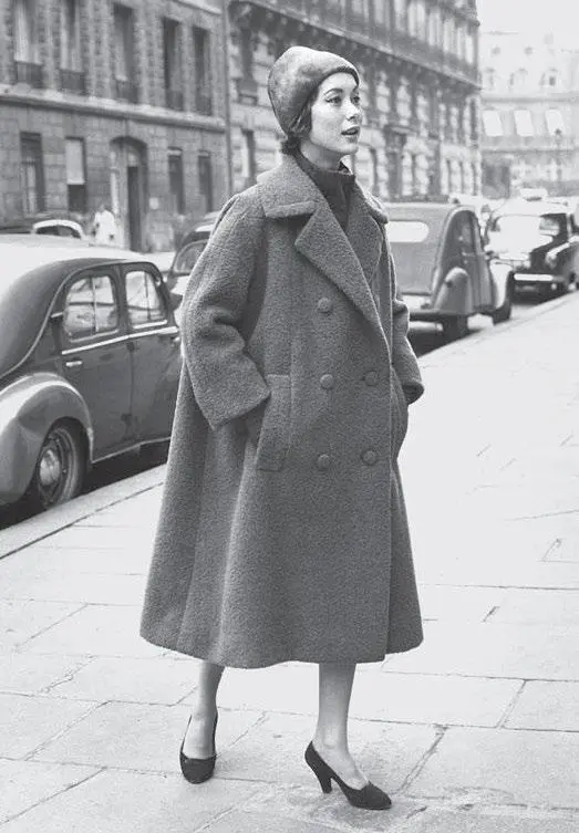 Двубортное шерстяное пальто от Кристиана Диора Париж 1955 Фото Жак Рушон - фото 207