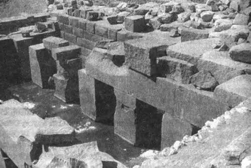 Рис 113 Осирейон в Абидосе В Абидосе на юге Египта находится храм - фото 78