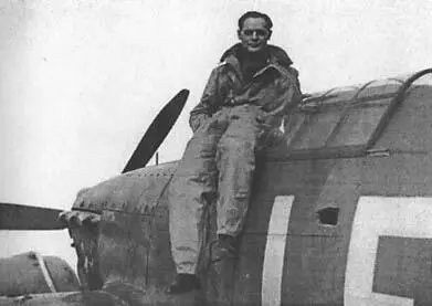 Майор Бадер около своего Харрикейна осень 1940 года Подполковник Бадер - фото 11