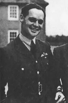 Подполковник Бадер весна 1941 года Эмблема эскадрильи Слева направо Эрик - фото 12