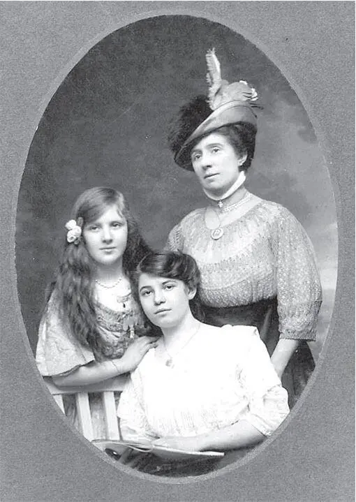 Маргерит Мадлен и Жанна 1904 Она была миниатюрная розовощекая изящная с - фото 18