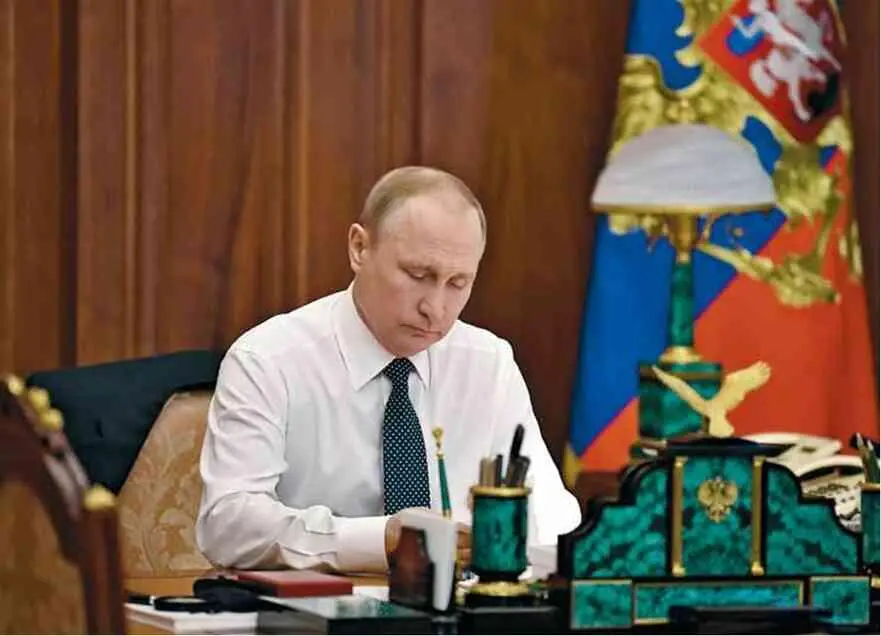 Красная папка с надписью Крым была самой важной на рабочем столе Путина в - фото 4