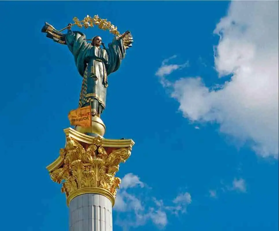 Монумент на Площади Независимости в Киеве представляет собой 52метровую - фото 5
