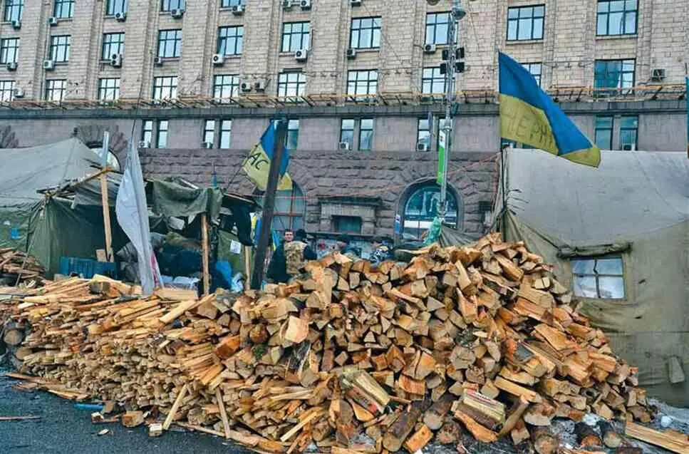 Со временем Майдан стал похож на готовый к долгой осаде доморощенный военный - фото 38