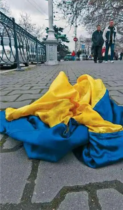 Крым сбрасывал украинский прапор и примерял на себя российский триколор - фото 41