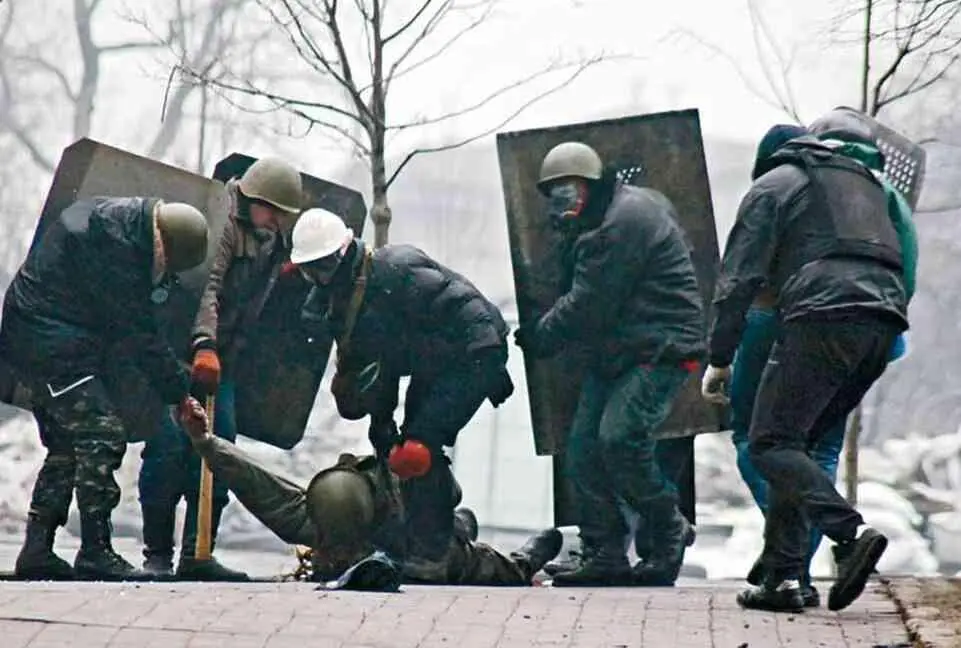 Поначалу основным оружием майдановцев были дубинки биты брусчатка Бутылки с - фото 94
