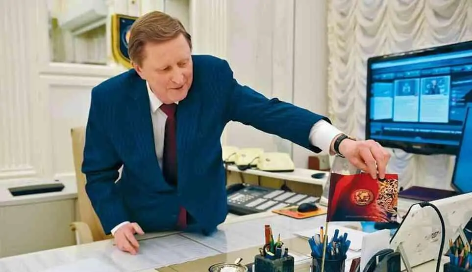 Сергей Иванов давний друг и советчик Владимира Путина в тот момент был главой - фото 111