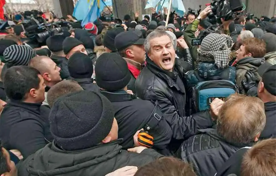 Будущий премьерминистр Крыма лидер Русского единства Сергей Аксенов в - фото 129