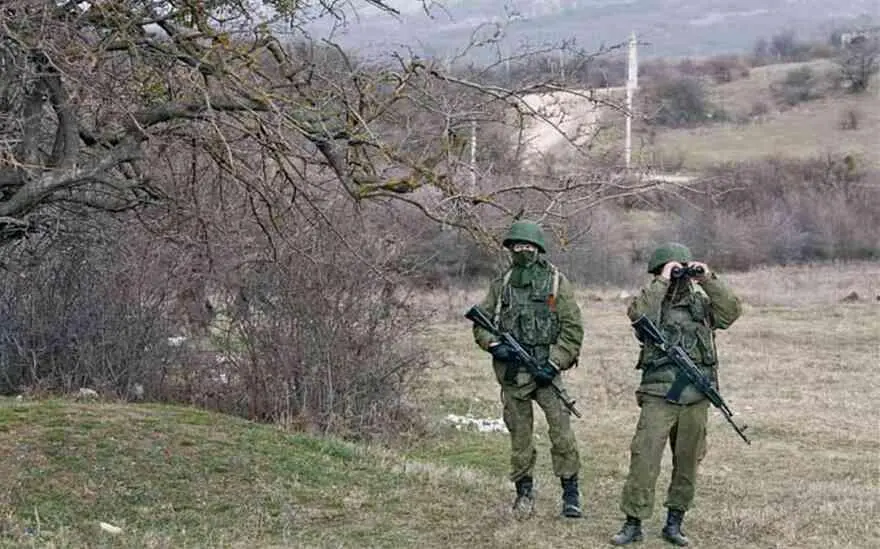 Вежливые люди зорко наблюдали за ситуацией в украинских воинских частях И - фото 137
