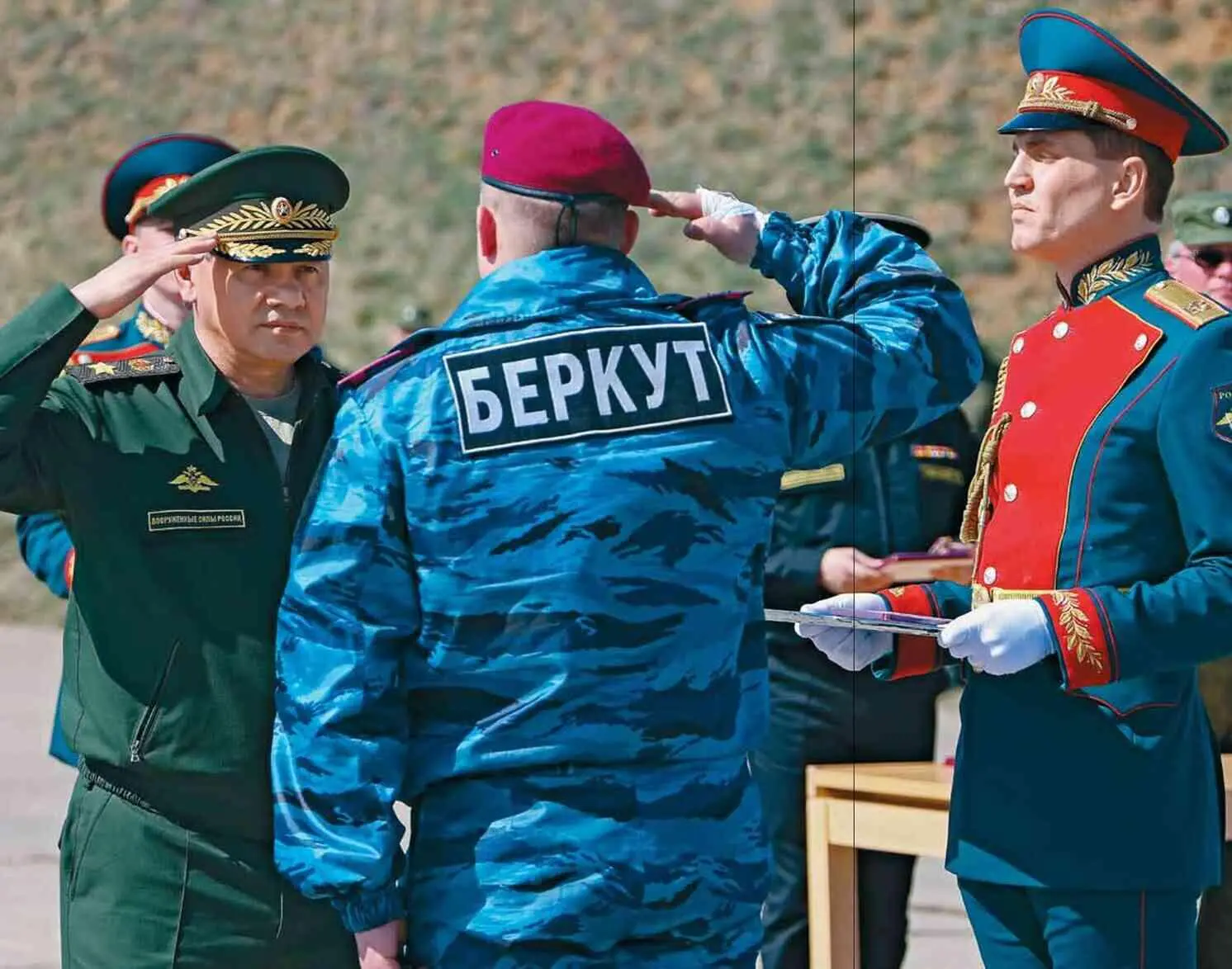 Генерал Армии Шойгу принимает присягу крымского Беркута Российский флаг на - фото 150