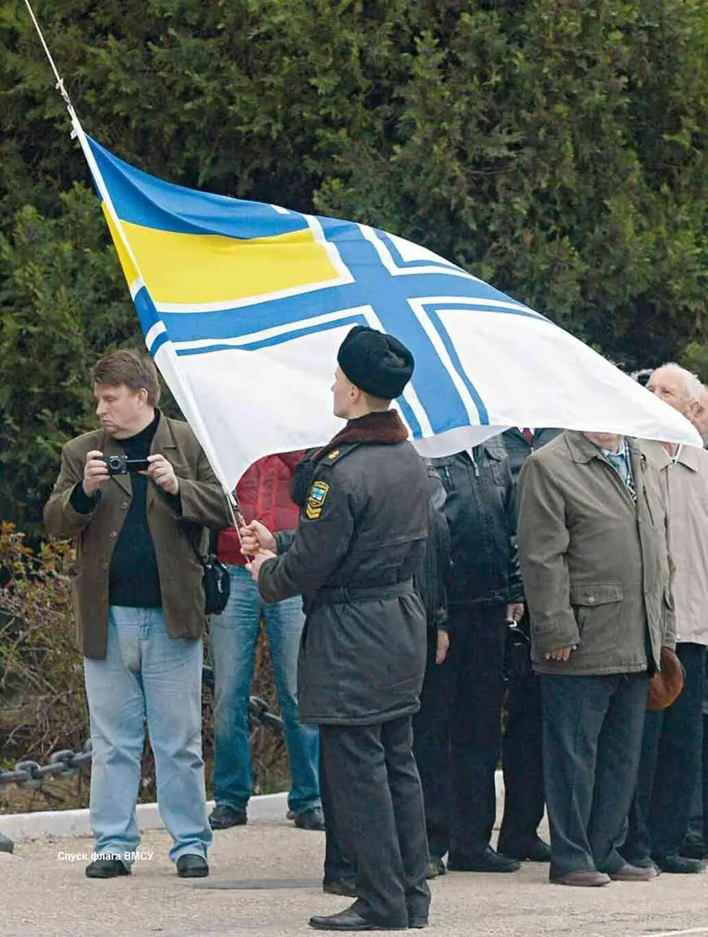 Глава 38 Последние флаги Мартовской ночью 2014 года выставленный у штаба - фото 178