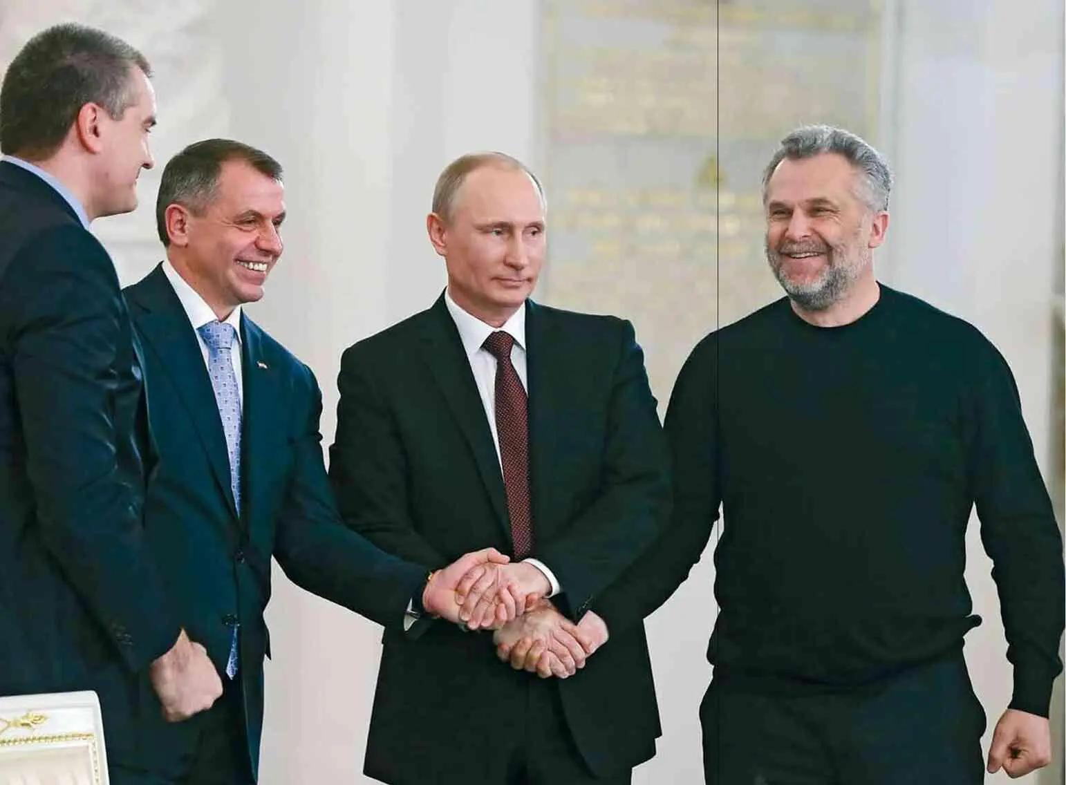 Мэр Севастополя Алексей Чалый отвечая на вопрос журналиста почему он пришел в - фото 206