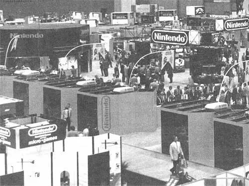 На фото павильон Nintendo на выставке СЕ5 в 1989 году И пока сотрудники Sega - фото 9