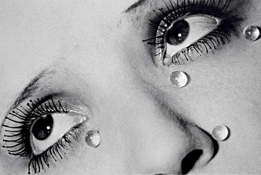 На этой хрестоматийной фотографии Мана Рэя отчетливо видно как в 1930е годы - фото 111