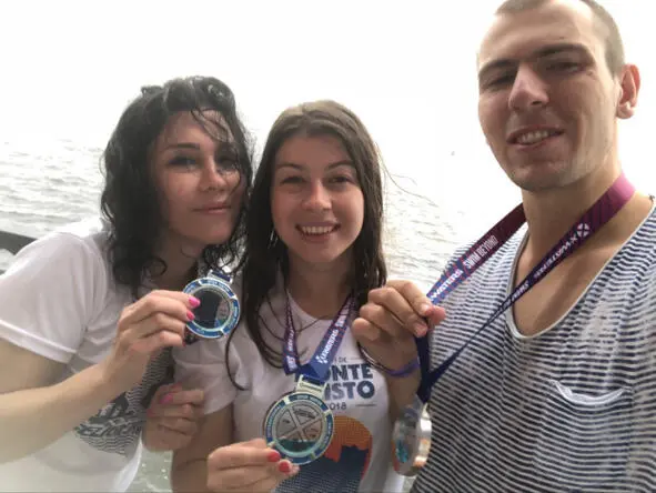Медали получены мы забираем свои вещи из раздевалки и в гидрокостюмах бежим в - фото 27
