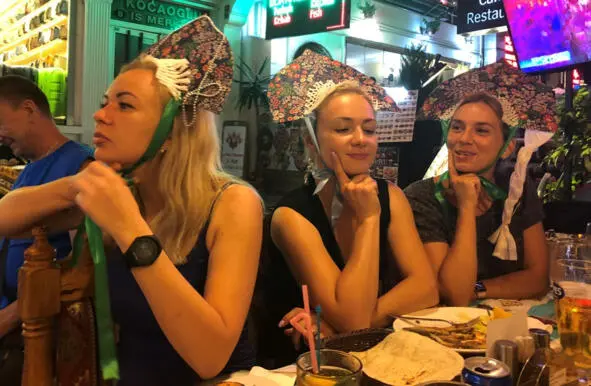 Весь вечер мы выполняли ее задания пели песни получали от нее бесчисленные - фото 41