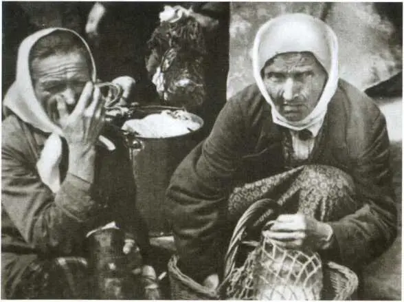 Крестьянки на рынке в Орле Рынок в Пскове 1942 г Перед биржей труда в - фото 65