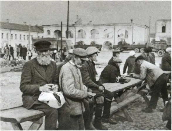 Рынок в Пскове 1942 г Перед биржей труда в Смоленске В качестве тягло - фото 66