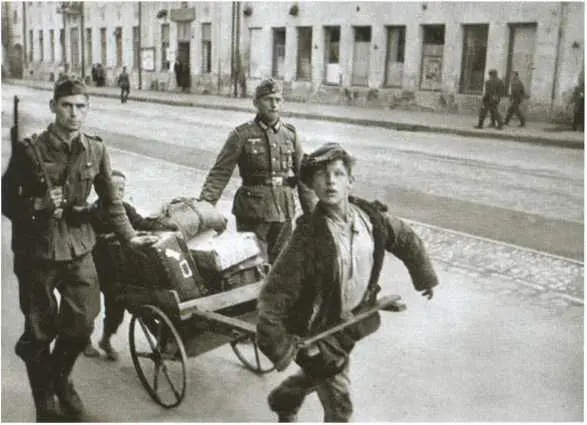 Орловский рикша В Смоленске Лето 1942 г Офицеры СД обрабатывают бу - фото 75