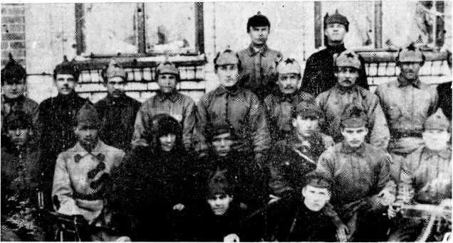 Участники Гражданской войны герои ледового похода В первом ряду слева - фото 12