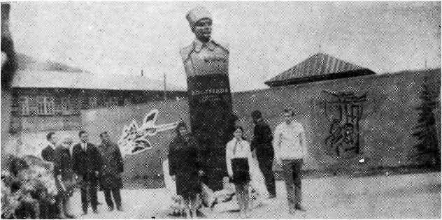 Поселок Аян Памятник легендарному комкору Вострецову Охотск Здание где - фото 15