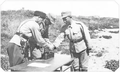 Церемония награждения курсантов Петрозаводской школы финской разведки 1943 г - фото 3