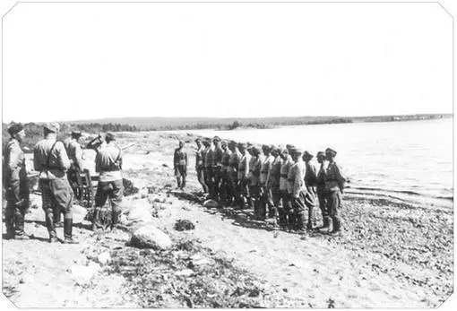 Церемония награждения курсантов Петрозаводской школы финской разведки 1943 г - фото 4