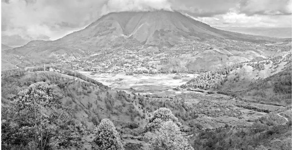 Безмятежный вид спящего вулкана Тоба на острове Суматра В последнее время - фото 4