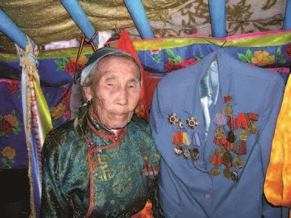 Автор с Верой Байлак во время съёмок в Туве в августе 2009 года С такими - фото 341