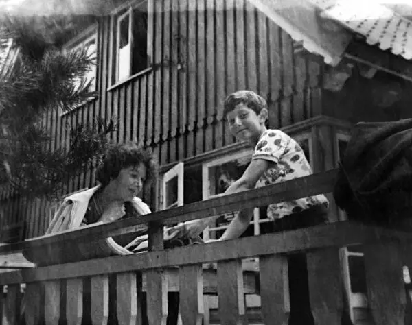 Я с мамой на террасе дома Томаса Манна в Ниде С Мишей Бененсоном На пляже - фото 43