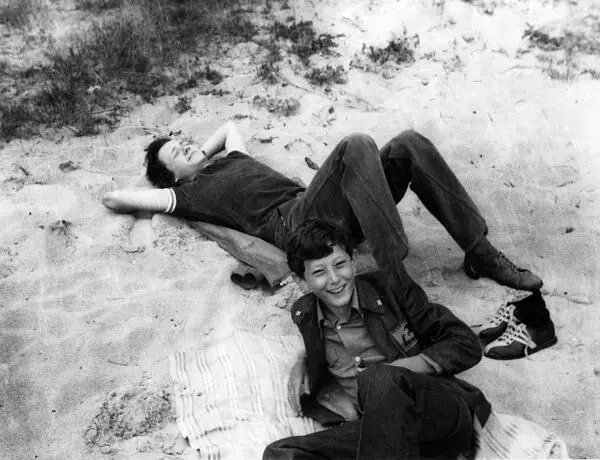 С Мишей Бененсоном На пляже Папа всегда и везде с гитарой 1970е Друзей - фото 44