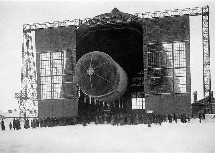 Дирижабль VI Октябрь выводят из эллинга Ноябрь 1923 годаИст илл 15 - фото 5
