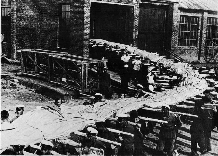 Перенос оболочки дирижабля СССРВ6 из баллонного цеха в эллинг Июль 1934 - фото 30