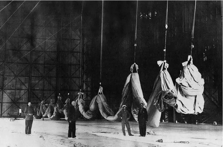 Взвешивание оболочки дирижабля СССРВ6 в эллинге Июль 1934 годаИст илл 3 - фото 34