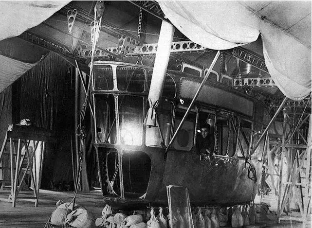 Сборка дирижабля СССРВ7 1934 год Кабина имеет длину около 6 метров и - фото 40
