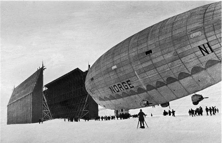 Дирижабль Норвегия N1 вводят в эллинг в НюОлесунне Шпицберген 7 мая - фото 72