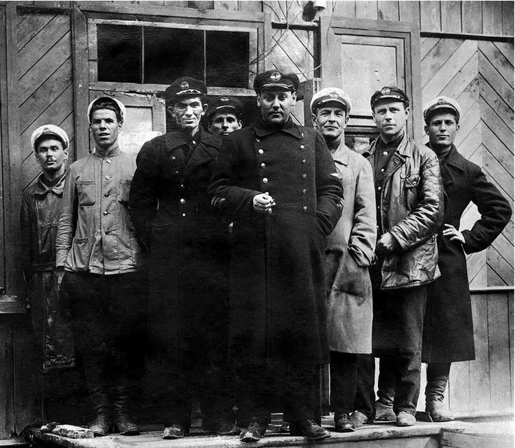 Группа дирижаблестроевцев на крыльце 19321933 годыВ центре Илья Фельдман - фото 82